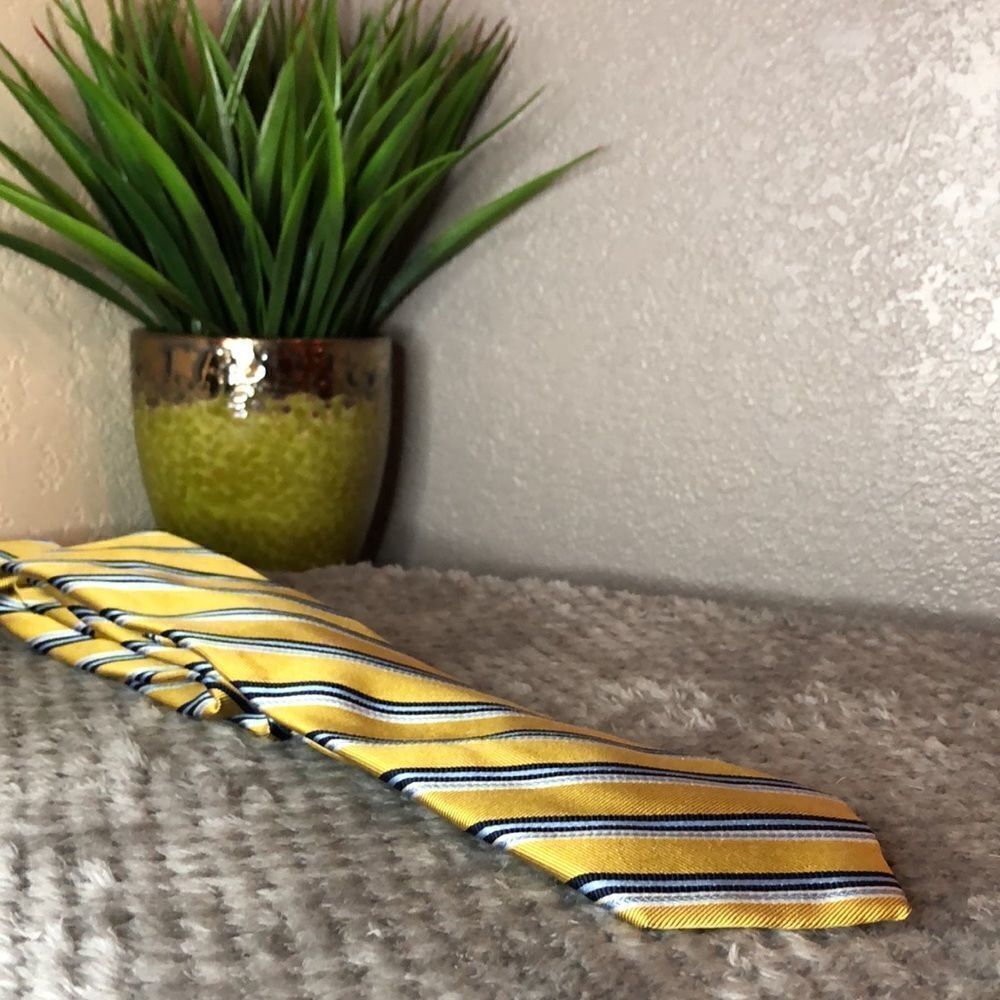 Preowned 💫JOS A BANKS💫100%silk tie - Picture 2 of 8